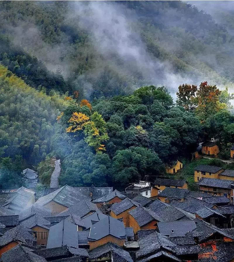 蔡徐坤机场皮衣造型释出，你觉得他的时尚感如何？游戏画面